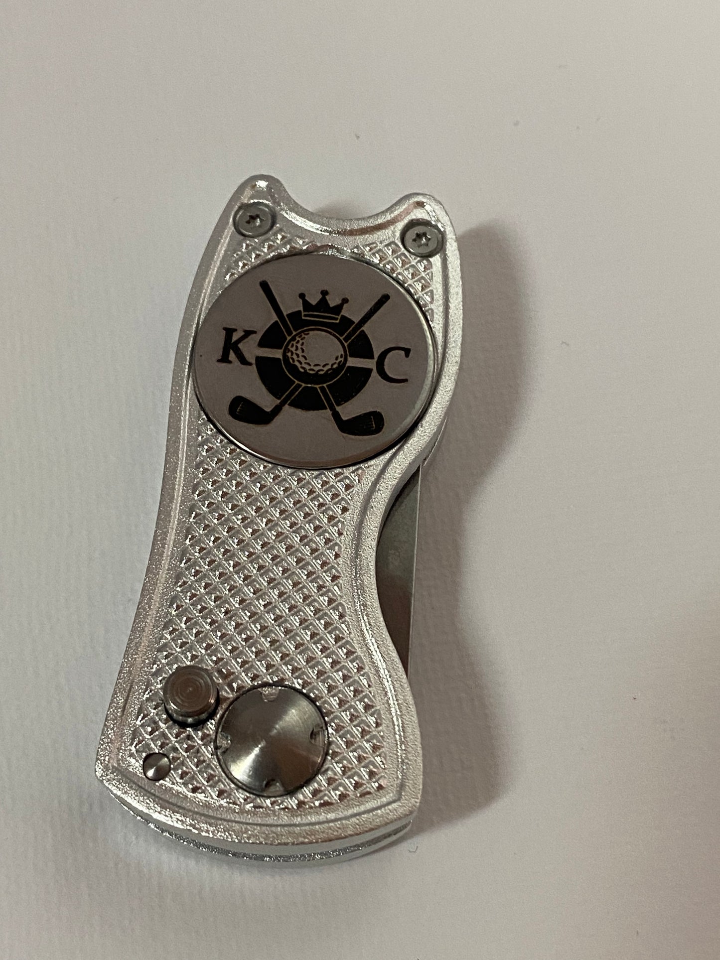 Flick Golf Divot Tool with Engraved Ball Marker