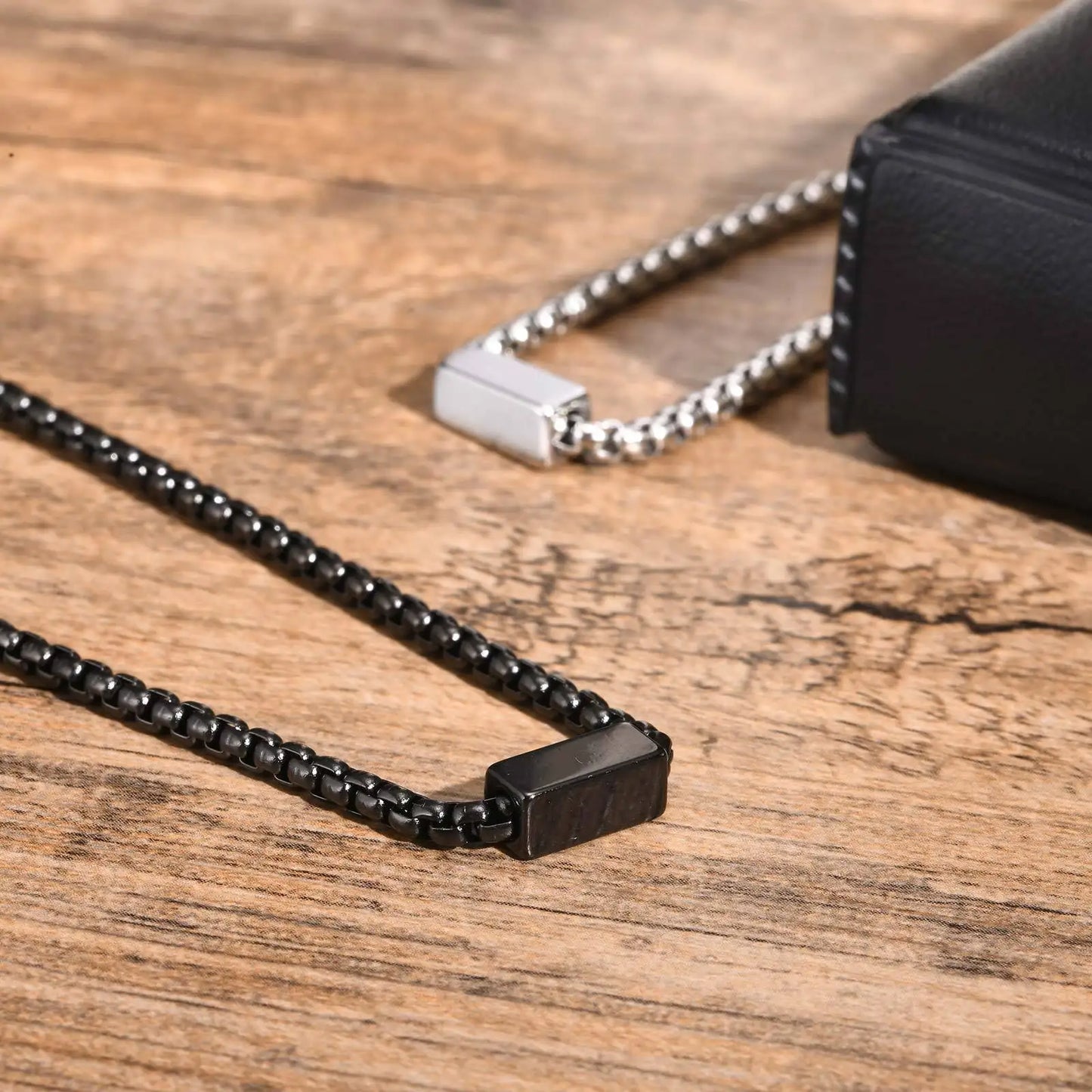 2 bracelets in black and silver