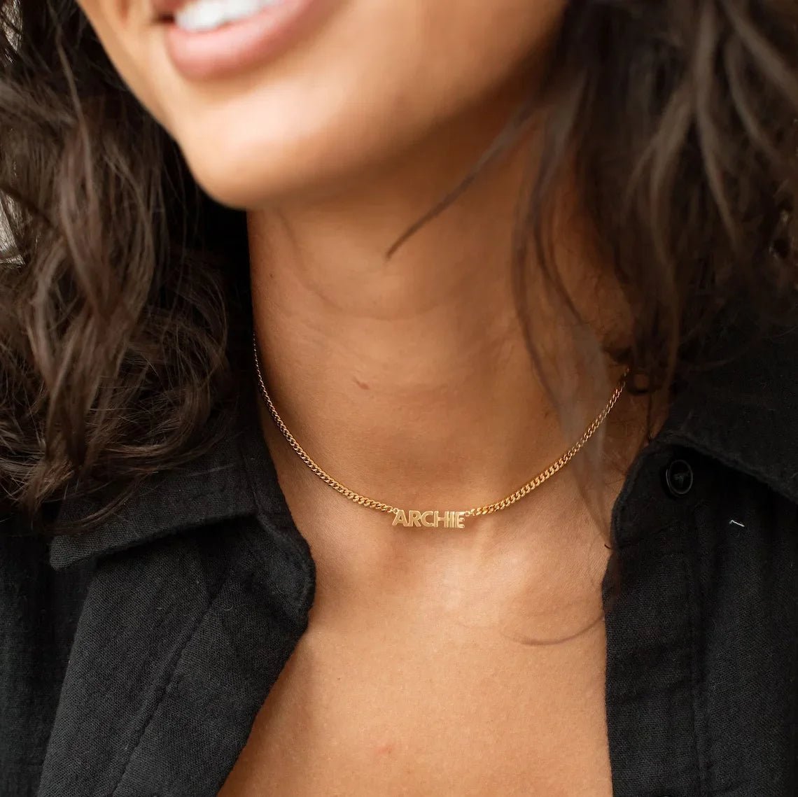 name necklace personalised in gold finish