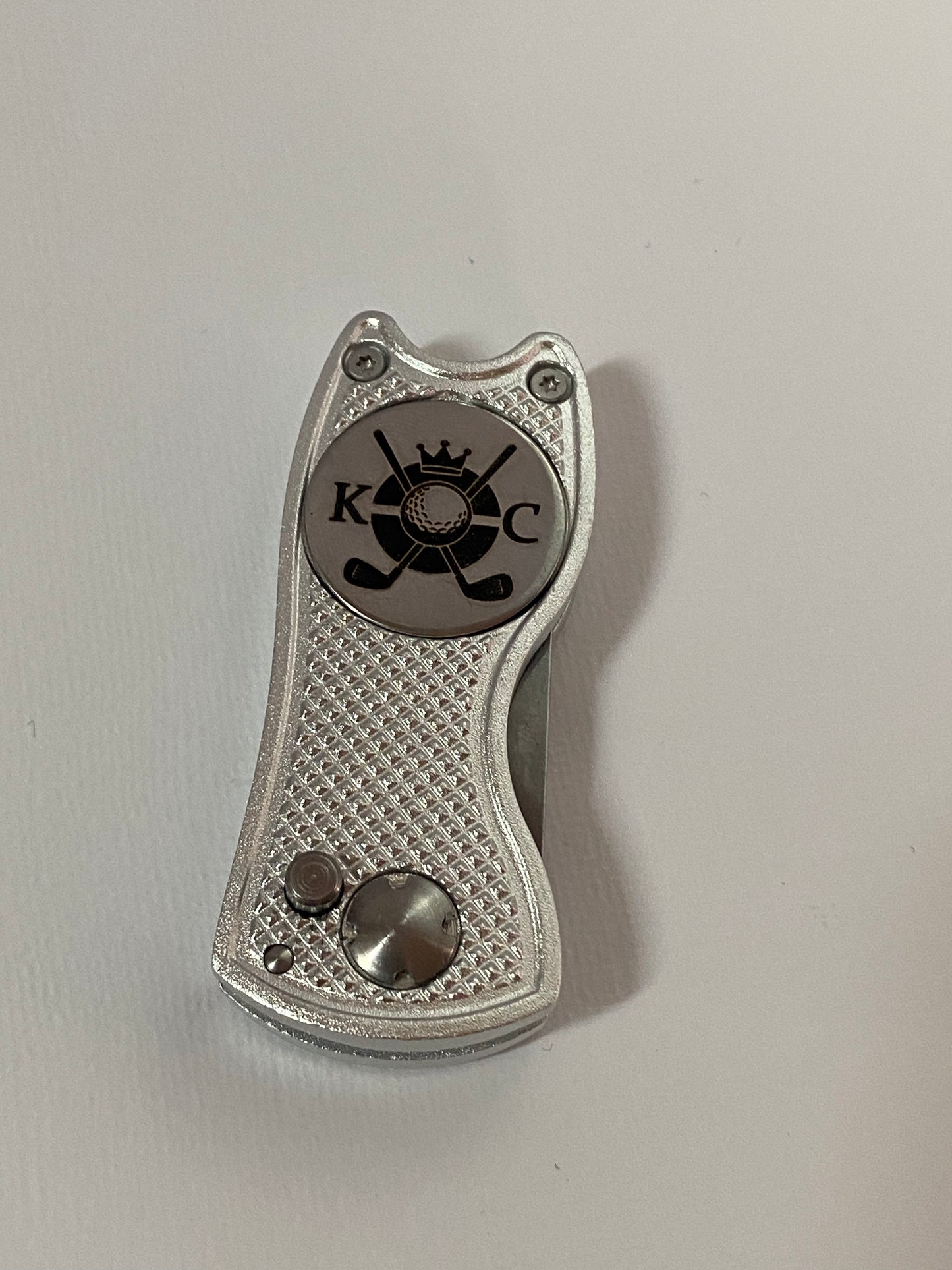 Flick Golf Divot Tool with Engraved Ball Marker