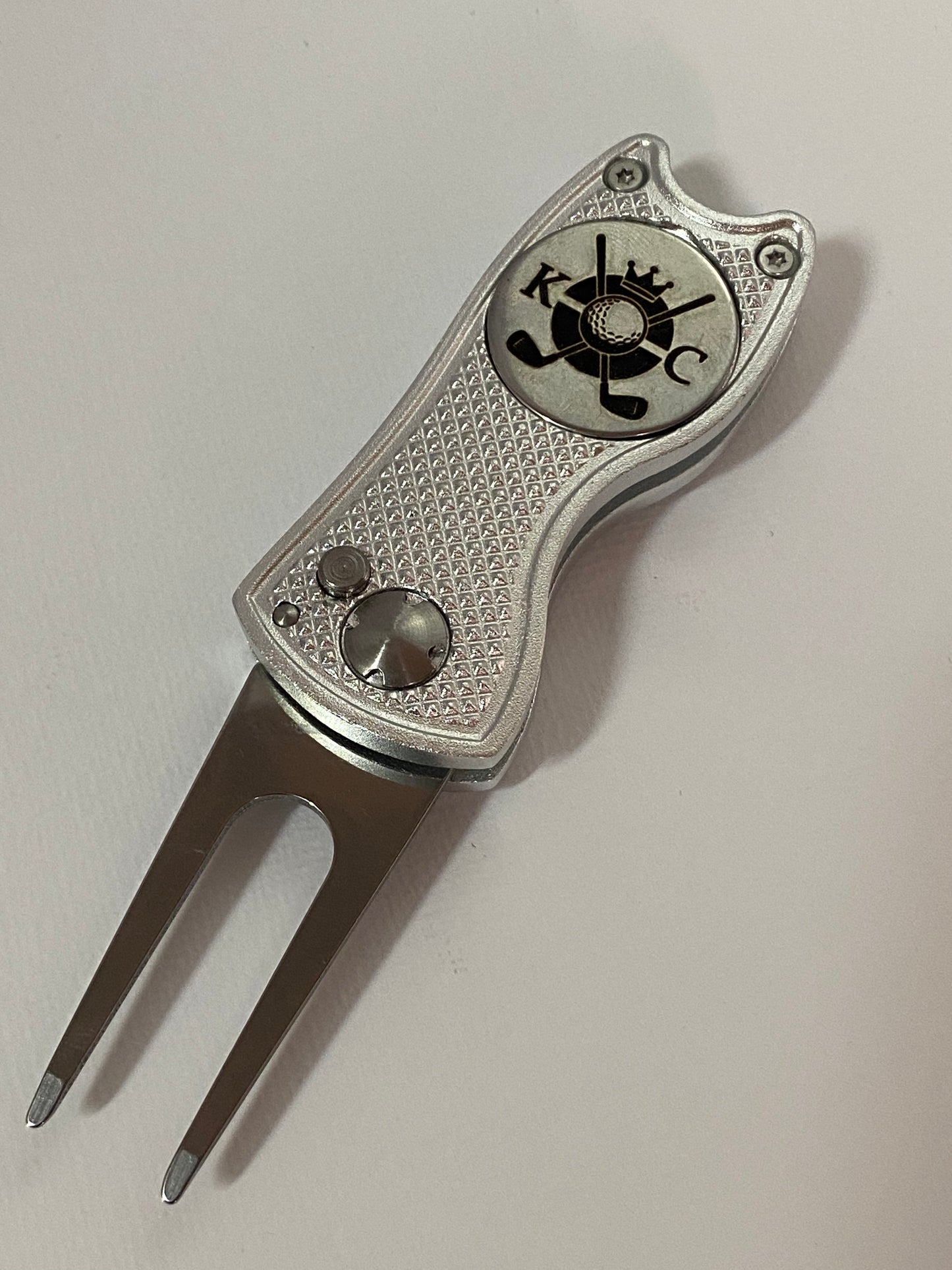 Flick Golf Divot Tool with Engraved Ball Marker