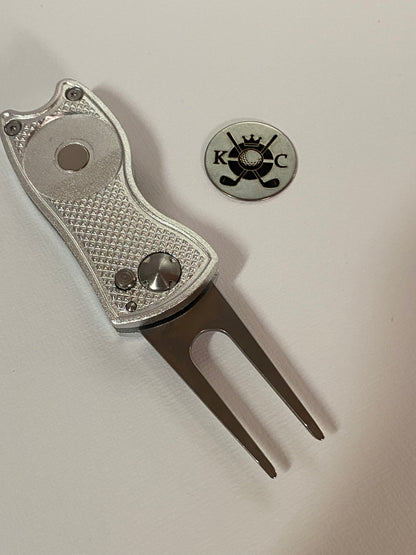 Flick Golf Divot Tool with Engraved Ball Marker